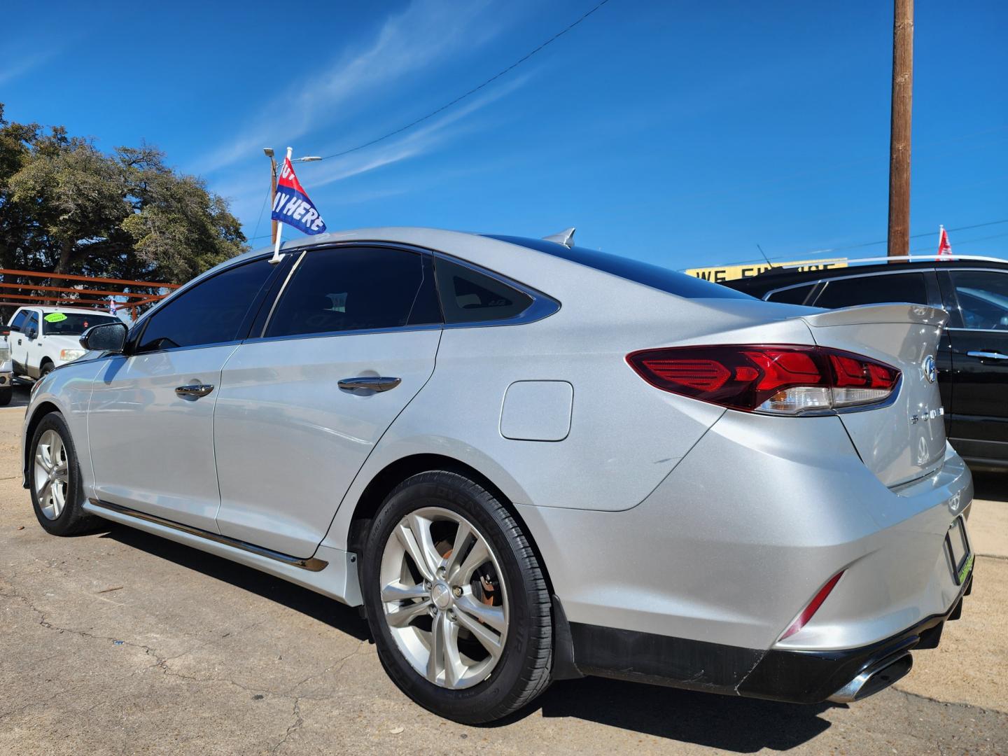 2018 Hyundai Sonata SPORT (5NPE34AF8JH) , AUTO transmission, located at 2660 S.Garland Avenue, Garland, TX, 75041, (469) 298-3118, 32.885551, -96.655602 - Welcome to DallasAutos4Less, one of the Premier BUY HERE PAY HERE Dealers in the North Dallas Area. We specialize in financing to people with NO CREDIT or BAD CREDIT. We need proof of income, proof of residence, and a ID. Come buy your new car from us today!! This is a Very clean 2018 HYUNDAI SON - Photo#5